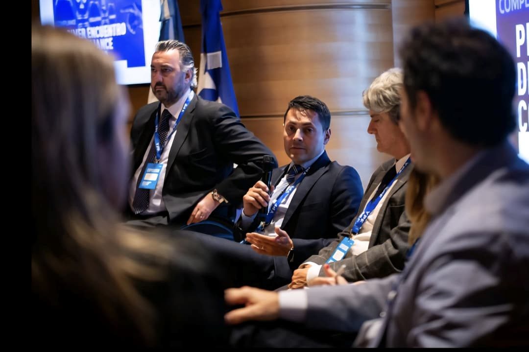 Mesa de debate sobre compliance corporativo